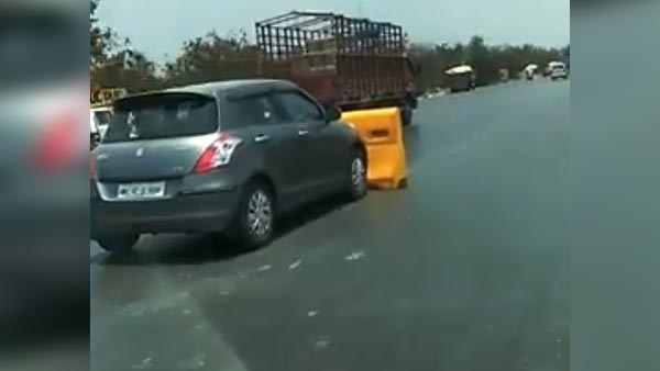 டோல்கேட் கட்டணம் கட்டிய ஆத்திரத்தில் பேரிகாட்டை காரில் முன் இடித்து கொண்டே சென்ற வீடியோ வெளியாகியுள்ளது.