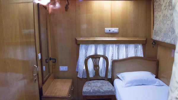 இனி நீங்களும் சொகுசு ரயில் பெட்டியில் பயணம் செய்யலாம்