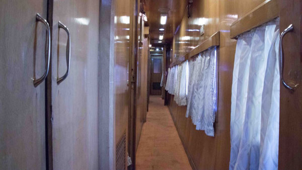 இனி நீங்களும் சொகுசு ரயில் பெட்டியில் பயணம் செய்யலாம்