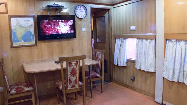 இனி நீங்களும் சொகுசு ரயில் பெட்டியில் பயணம் செய்யலாம்