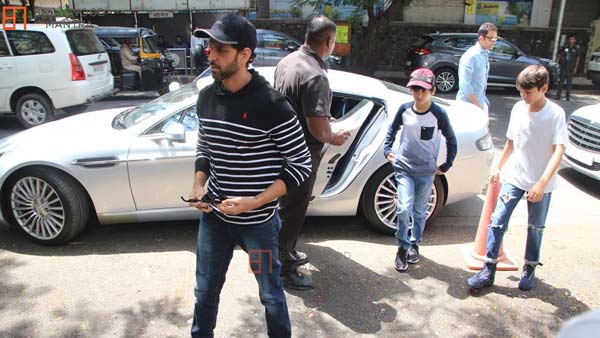 புதிய அஸ்டன் மார்ட்டின் ரேபிட் எஸ் கார் வாங்கிய நடிகர் ஹிருத்திக் ரோஷன்!