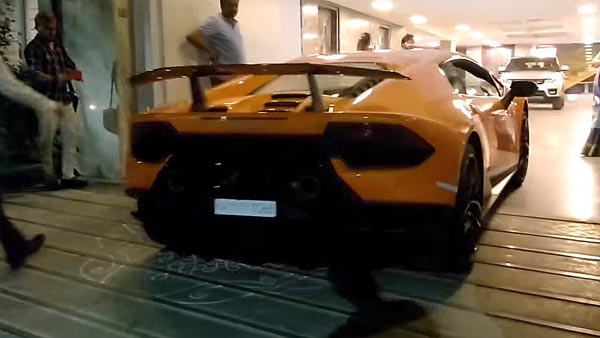 லாரியில் வந்து இறங்கிய லாம்போகினி! காரை டோர் டெலிவரி செய்த டீலர்