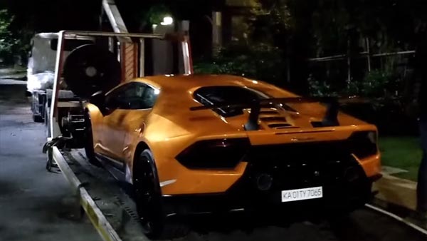 லாரியில் வந்து இறங்கிய லாம்போகினி! காரை டோர் டெலிவரி செய்த டீலர்