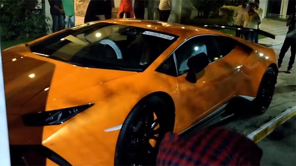 லாரியில் வந்து இறங்கிய லாம்போகினி! காரை டோர் டெலிவரி செய்த டீலர்