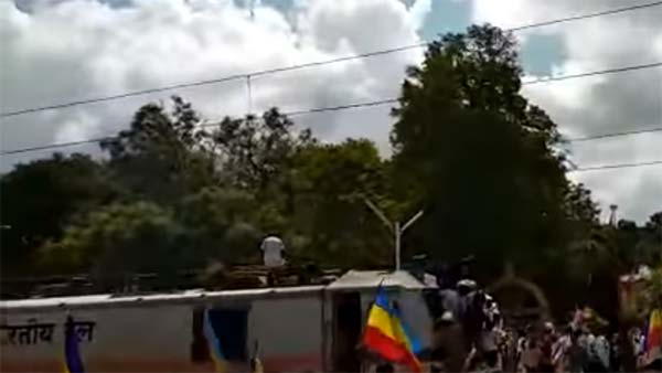 காவிரிக்காக போராடியவர் ரயிலில் ஏறியபோது ஷாக் அடித்தது எப்படி தெரியுமா?