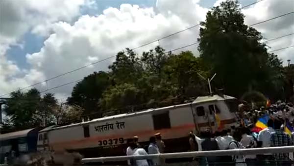 காவிரிக்காக போராடியவர் ரயிலில் ஏறியபோது ஷாக் அடித்தது எப்படி தெரியுமா?