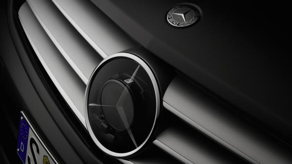 லைக் வாங்குவதற்காக பென்ஸ் லோகாவை திருடியவன் கைது