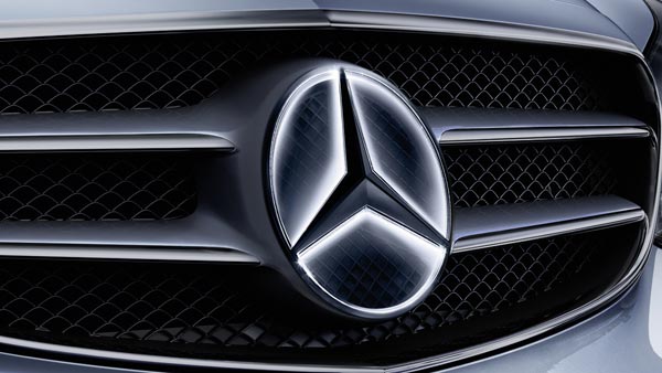 லைக் வாங்குவதற்காக பென்ஸ் லோகாவை திருடியவன் கைது