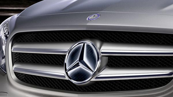 லைக் வாங்குவதற்காக பென்ஸ் லோகாவை திருடியவன் கைது