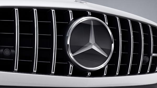 லைக் வாங்குவதற்காக பென்ஸ் லோகாவை திருடியவன் கைது