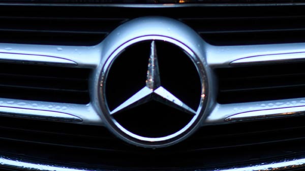 லைக் வாங்குவதற்காக பென்ஸ் லோகாவை திருடியவன் கைது