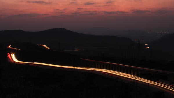 தான் லஞ்சம் வாங்கியதை வீடியோ எடுத்த இளைஞருக்கு லஞ்சம் வழங்க முயன்ற போலீஸ்! 