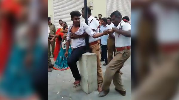 ஹெல்மெட் அணியாமல் வந்த இளைஞரை பிடித்து ரவுண்டு கட்டி அடித்த போலீசார்!