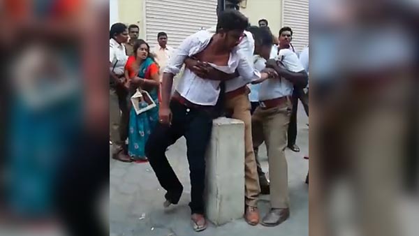 ஹெல்மெட் அணியாமல் வந்த இளைஞரை பிடித்து ரவுண்டு கட்டி அடித்த போலீசார்!