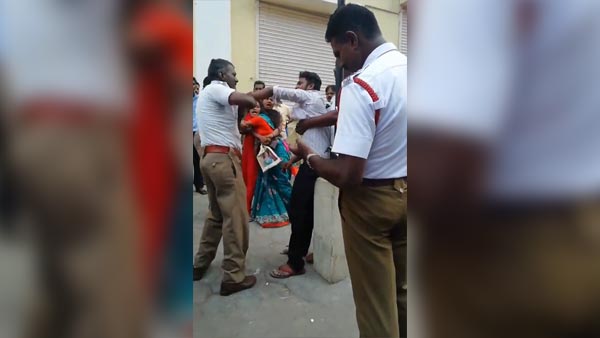 ஹெல்மெட் அணியாமல் வந்த இளைஞரை பிடித்து ரவுண்டு கட்டி அடித்த போலீசார்!