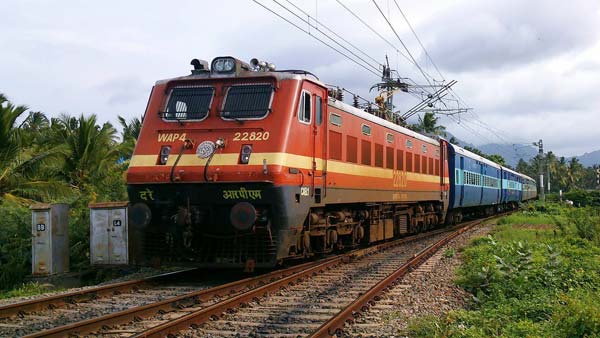  ரயில் எஞ்சின் சக்கரங்கள் வழுக்குவதை சமாளிக்க ஓட்டுனர்கள் கையாளும் எளிய யுக்தி!!