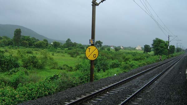  ரயில் எஞ்சின் சக்கரங்கள் வழுக்குவதை சமாளிக்க ஓட்டுனர்கள் கையாளும் எளிய யுக்தி!!