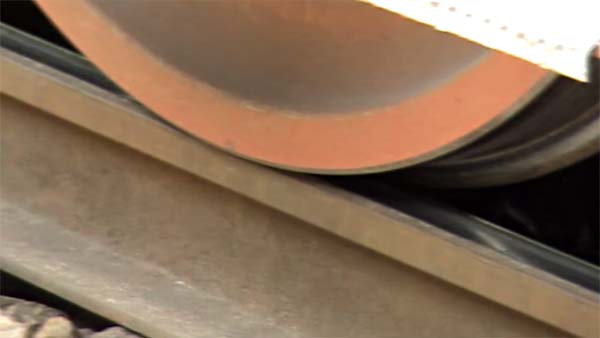  ரயில் எஞ்சின் சக்கரங்கள் வழுக்குவதை சமாளிக்க ஓட்டுனர்கள் கையாளும் எளிய யுக்தி!!