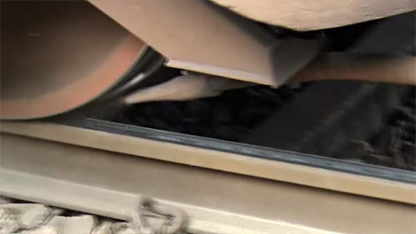  ரயில் எஞ்சின் சக்கரங்கள் வழுக்குவதை சமாளிக்க ஓட்டுனர்கள் கையாளும் எளிய யுக்தி!!