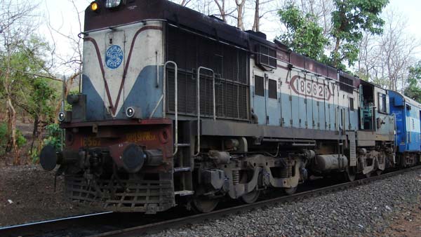  ரயில் எஞ்சின் சக்கரங்கள் வழுக்குவதை சமாளிக்க ஓட்டுனர்கள் கையாளும் எளிய யுக்தி!!