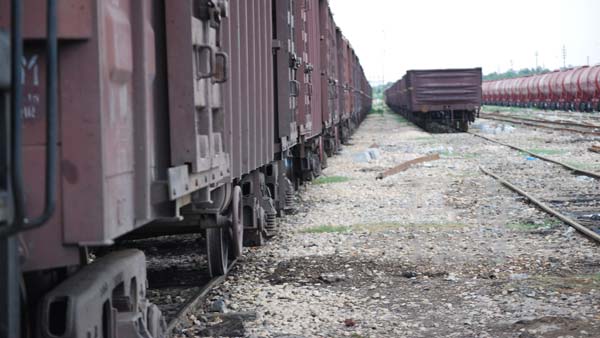  ரயில் எஞ்சின் சக்கரங்கள் வழுக்குவதை சமாளிக்க ஓட்டுனர்கள் கையாளும் எளிய யுக்தி!!