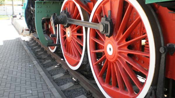  ரயில் எஞ்சின் சக்கரங்கள் வழுக்குவதை சமாளிக்க ஓட்டுனர்கள் கையாளும் எளிய யுக்தி!!