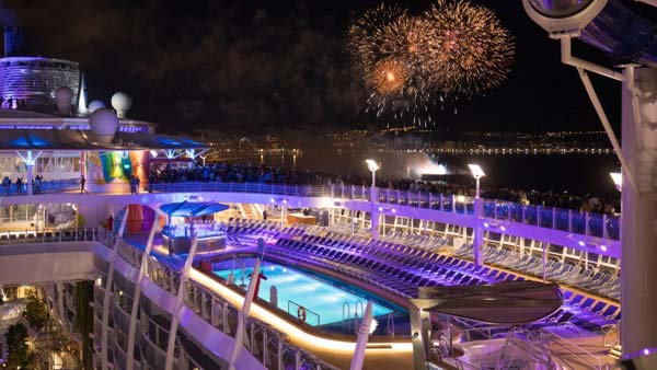 உலகின் மிகப்பெரிய சொகுசு கப்பல் பற்றி உங்களுக்கு தெரியுமா?