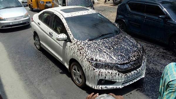 கோவையில் கார்கள் மீது சிதறிய தார்..! காரில் இருந்து தாரை அகற்ற பாதுகாப்பான வழிமுறை இதோ..!