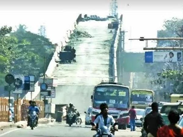 கோவையில் கார்கள் மீது சிதறிய தார்..! காரில் இருந்து தாரை அகற்ற பாதுகாப்பான வழிமுறை இதோ..!