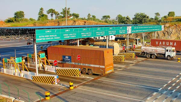 டோல்கேட் கட்டணம் கட்டிய ஆத்திரத்தில் பேரிகாட்டை காரில் முன் இடித்து கொண்டே சென்ற வீடியோ வெளியாகியுள்ளது.