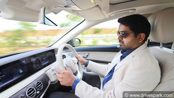 கார்களில் ஸ்டியரிங் வீல் ஏன் நடுவில் இல்லை தெரியுமா?