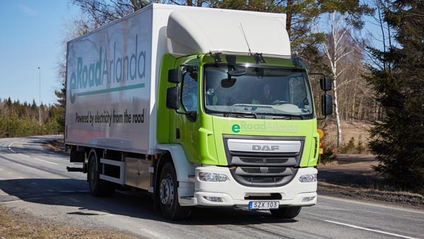 மின்சார வாகனங்கள் ஓடும்போதே பேட்டரியை சார்ஜ் செய்யும் மின் சாலை திறப்பு!! மின்சார வாகனங்கள் ஓடும்போதே பேட்டரியை சார்ஜ் செய்யும் மின் சாலை திறப்பு!!