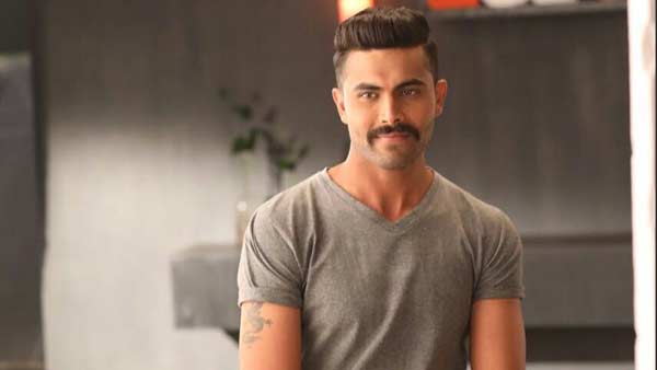 ஜடேஜா மனைவியின் தலைமுடியை இழுத்து தாக்கிய போலீஸ்.. கார் மோதியதால் ஆத்திரம்.. விபத்துக்கு காரணம் யார்