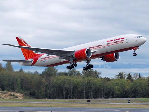 விமானத்தில் புழுக்கமாக இருந்ததால் காற்று வாங்க எமர்ஜென்ஸி கதவை திறந்த பயணி அடுத்து நடந்து என்ன தெரியுமா?