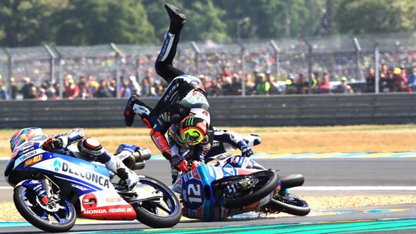 பைக் ரேஸில் விபத்தை தவிர்க்க பைக்கில் பறந்த வீரர்..! அதிர்ச்சி வீடியோ..!