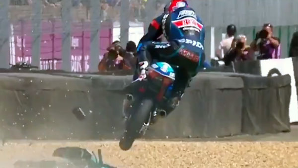 பைக் ரேஸில் விபத்தை தவிர்க்க பைக்கில் பறந்த வீரர்..! அதிர்ச்சி வீடியோ..!