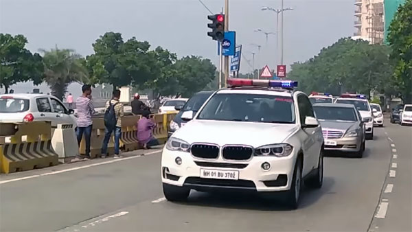 அம்பானியின் பாதுகாப்பிற்கு இவ்வளவு உயர் ரக கார்களா? எல்லாம் யார் வீட்டு காசு தெரியுமா?