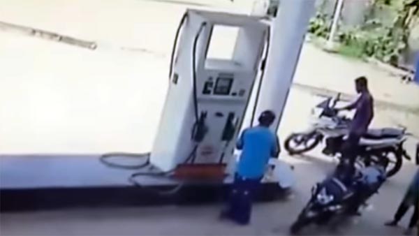 பெட்ரோல் போட தாமதம் ஆனதால் இளைஞரை தீவைத்து கொழுத்திய கொடூரன்..! அதிர்ச்சி வீடியோ