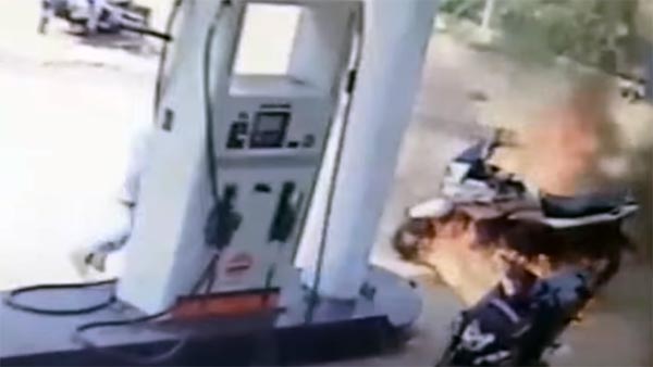 பெட்ரோல் போட தாமதம் ஆனதால் இளைஞரை தீவைத்து கொழுத்திய கொடூரன்..! அதிர்ச்சி வீடியோ