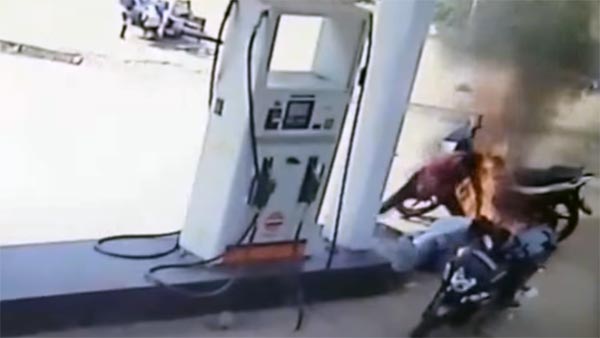 பெட்ரோல் போட தாமதம் ஆனதால் இளைஞரை தீவைத்து கொழுத்திய கொடூரன்..! அதிர்ச்சி வீடியோ