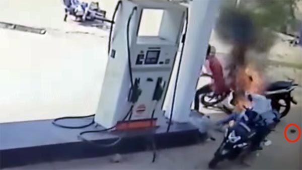 பெட்ரோல் போட தாமதம் ஆனதால் இளைஞரை தீவைத்து கொழுத்திய கொடூரன்..! அதிர்ச்சி வீடியோ