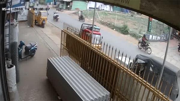 கேரளாவில் பஸ் மீது வேமாக வந்து மோதிய கார் விபத்தின் பதறவைக்கும் வீடியோ வெளியானது