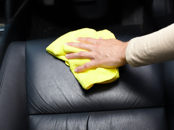 உங்கள் காரை குறைந்த செலவில் சுத்தம் செய்வது எப்படி? சுறுக் நறுக் டிப்ஸ்கள்