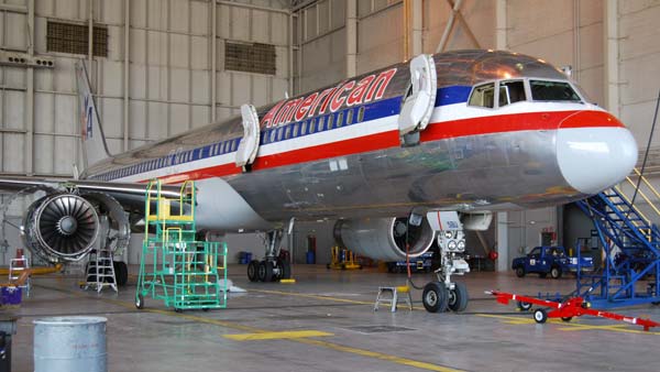 விமானத்தில் புழுக்கமாக இருந்ததால் காற்று வாங்க எமர்ஜென்ஸி கதவை திறந்த பயணி அடுத்து நடந்து என்ன தெரியுமா?