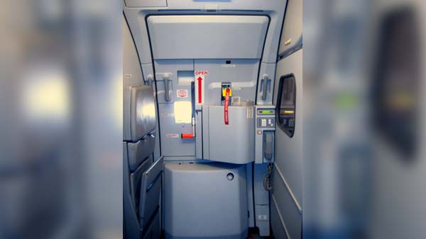 விமானத்தில் புழுக்கமாக இருந்ததால் காற்று வாங்க எமர்ஜென்ஸி கதவை திறந்த பயணி அடுத்து நடந்து என்ன தெரியுமா?