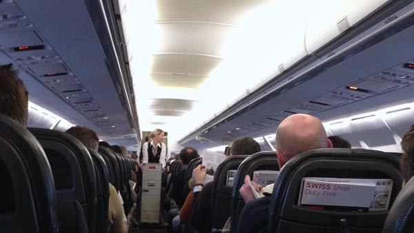 விமானத்தில் புழுக்கமாக இருந்ததால் காற்று வாங்க எமர்ஜென்ஸி கதவை திறந்த பயணி அடுத்து நடந்து என்ன தெரியுமா?