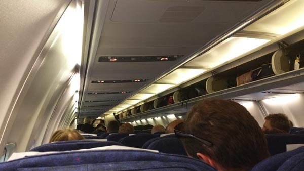 விமானத்தில் புழுக்கமாக இருந்ததால் காற்று வாங்க எமர்ஜென்ஸி கதவை திறந்த பயணி அடுத்து நடந்து என்ன தெரியுமா?