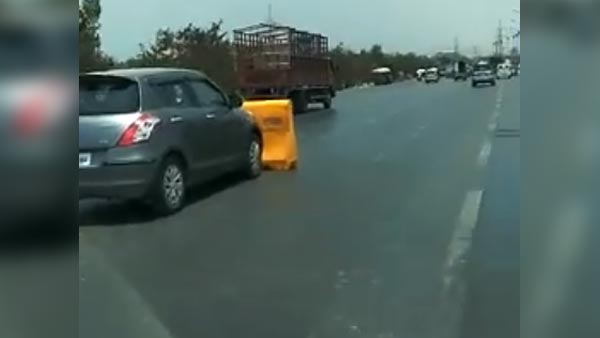 டோல்கேட் கட்டணத்தை தவிர்ப்பதற்காக பேரிகார்டை காரில் இடித்து தள்ளி சென்ற வில்லங்க டிரைவர் சிக்கினார்...!!