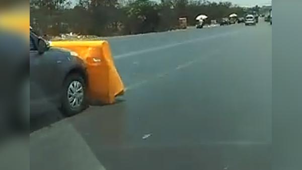 டோல்கேட் கட்டணத்தை தவிர்ப்பதற்காக பேரிகார்டை காரில் இடித்து தள்ளி சென்ற வில்லங்க டிரைவர் சிக்கினார்...!!