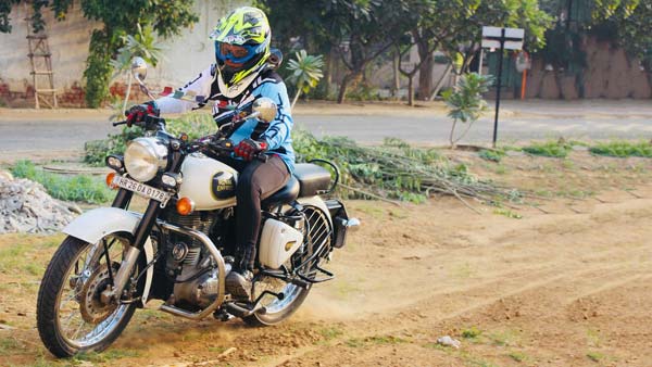 அம்மாடியோவ்...19 ஆயிரம் அடி உயர சிகரத்தை பைக்கில் எட்டி பிடித்த சாதனை மாணவி ரியா யாதவ்...! 